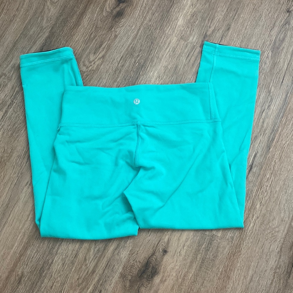 Lululemon size 6 cropped wonder under leggings in teal, reversible to black